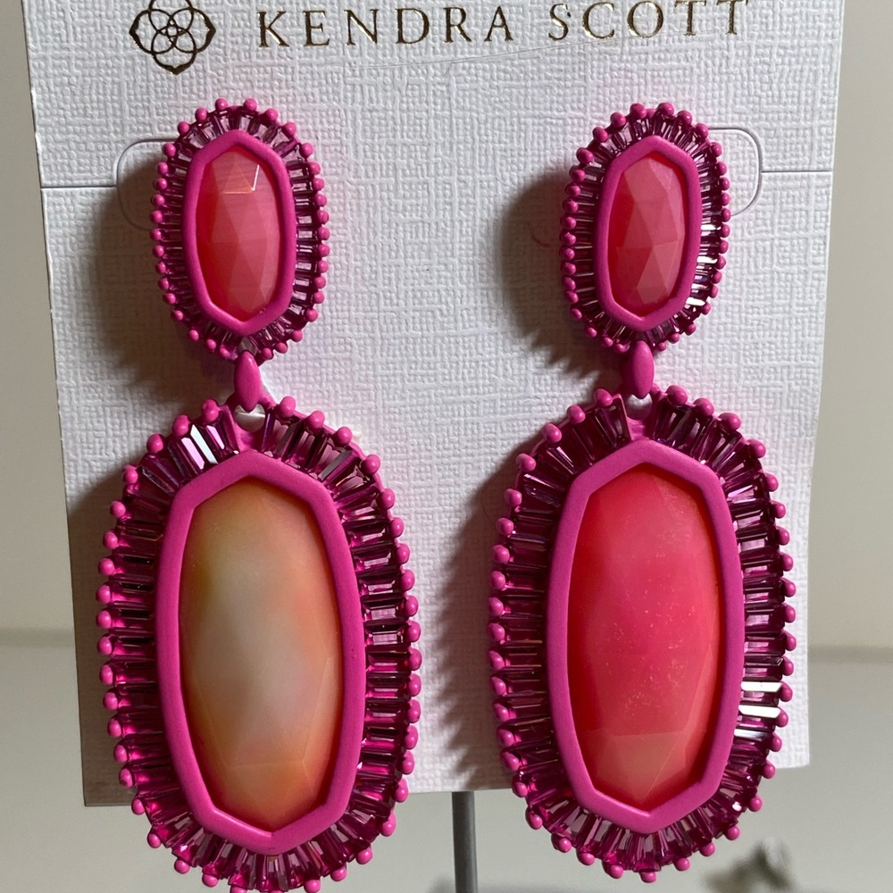 KENDRA SCOTT “kaki” drop earrings. “Barbie pink”